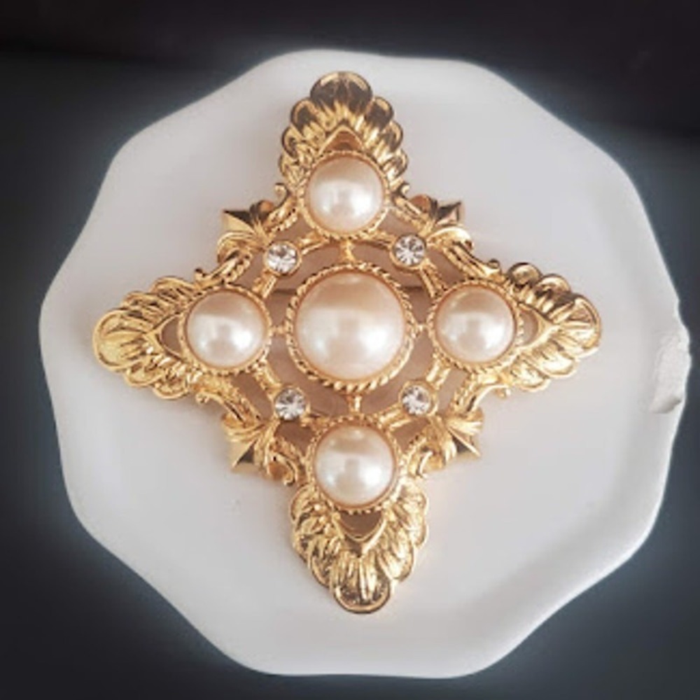 KJL for Avon VTG Gold Tone Faux Pearl Rhinestone Ornate Cross Brooch Pendant